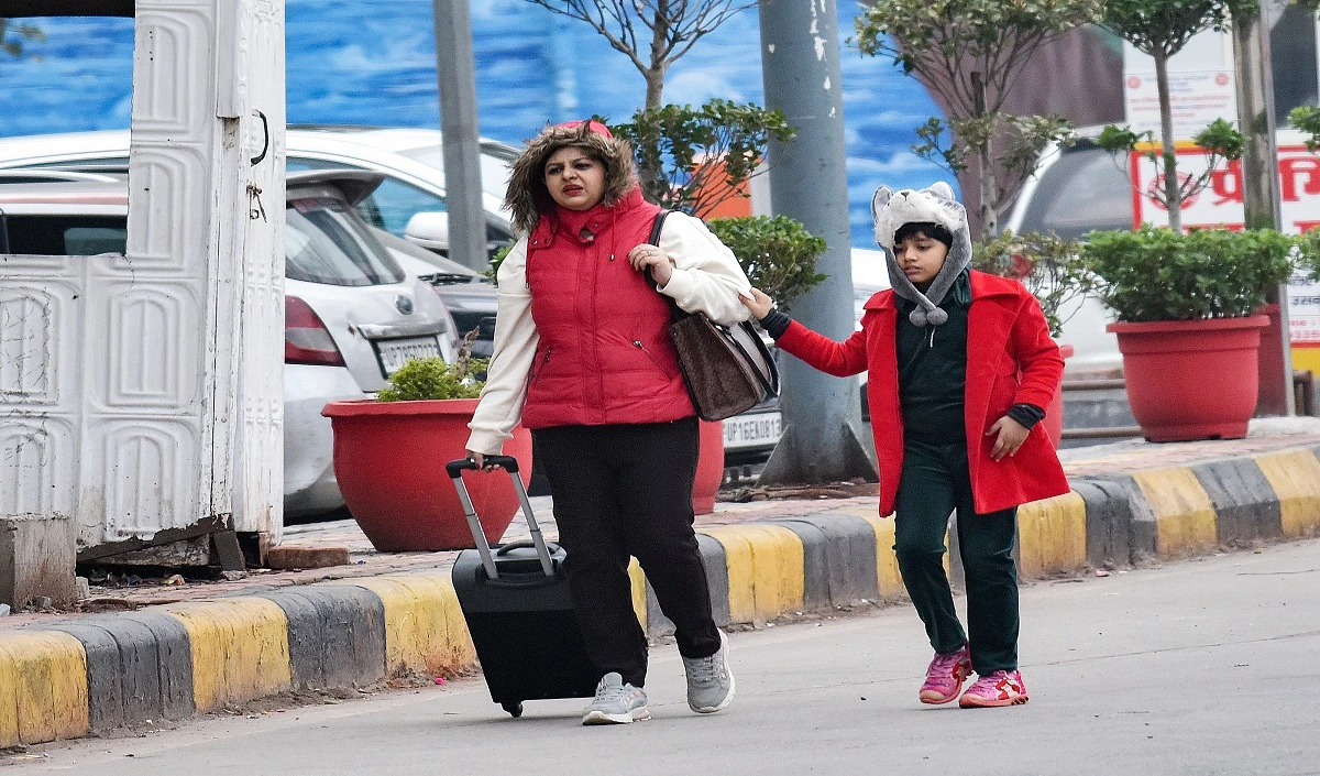 Delhi Weather| दिल्ली में बार बार बदल रहा मौसम, कभी धूप तो कभी ठंड का हो रहा अहसास