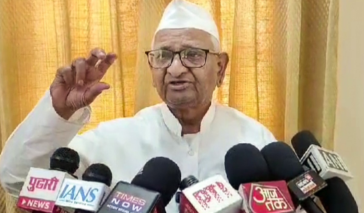 आरोपों का सामना कर रहे मंत्रियों को इस्तीफा दे देना चाहिए: अन्ना हजारे