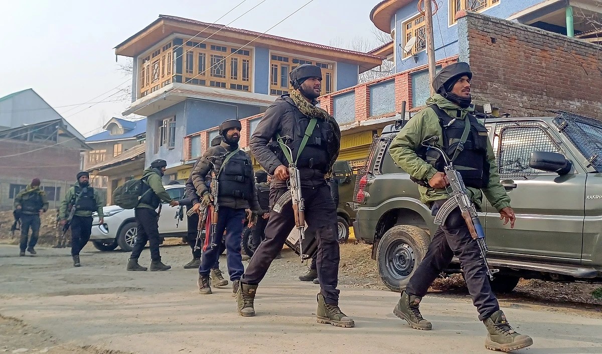 Jammu-Kashmir: राजौरी में सेना के वाहन पर आतंकी हमला, सर्च ऑपरेशन जारी