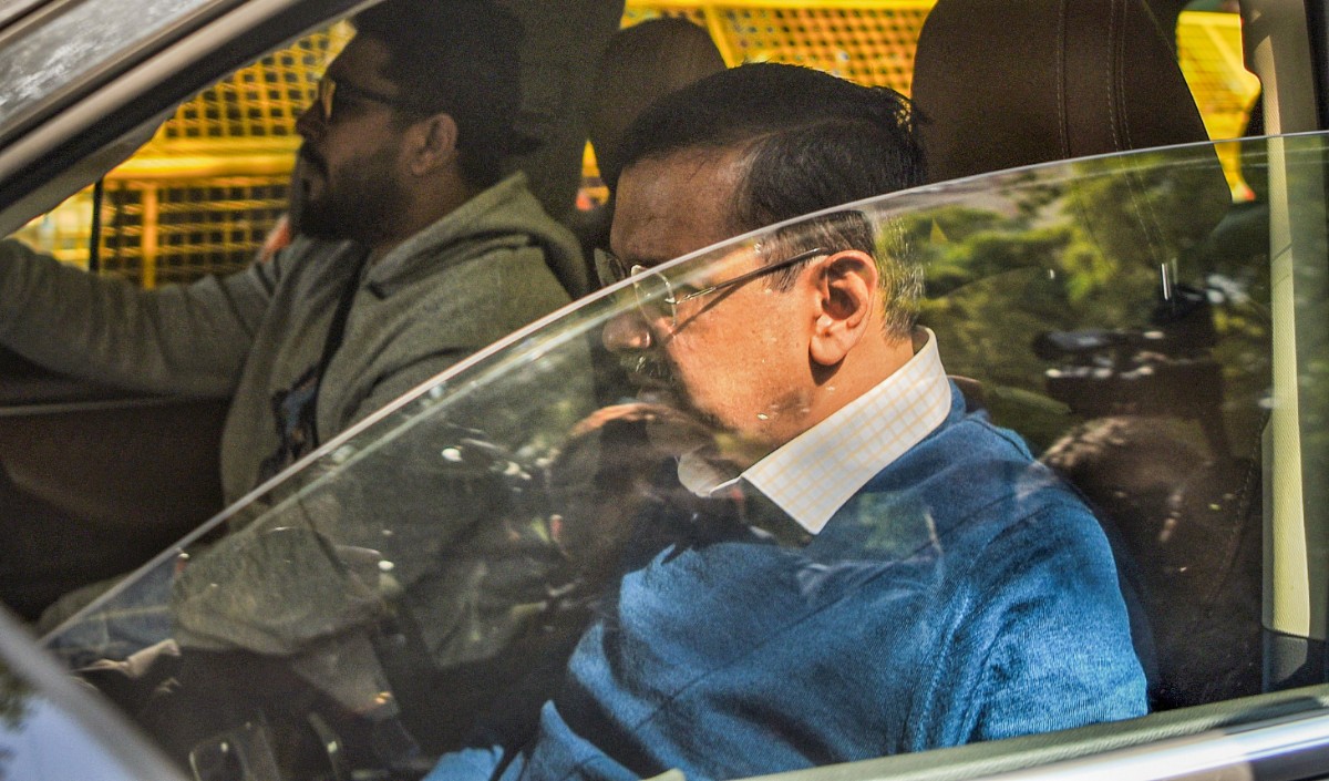 क्यों खामोश हैं अरविंद केजरीवाल, दिल्ली में ही क्यों बुलाई पंजाब के विधायकों की बैठक?
