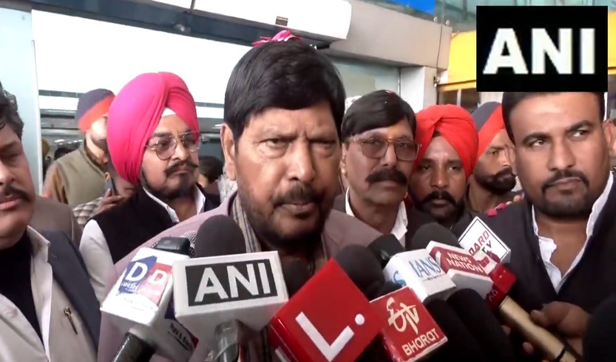 महाकुंभ में न जाकर राहुल और उद्धव ने हिंदुत्व का अपमान किया : Athawale
