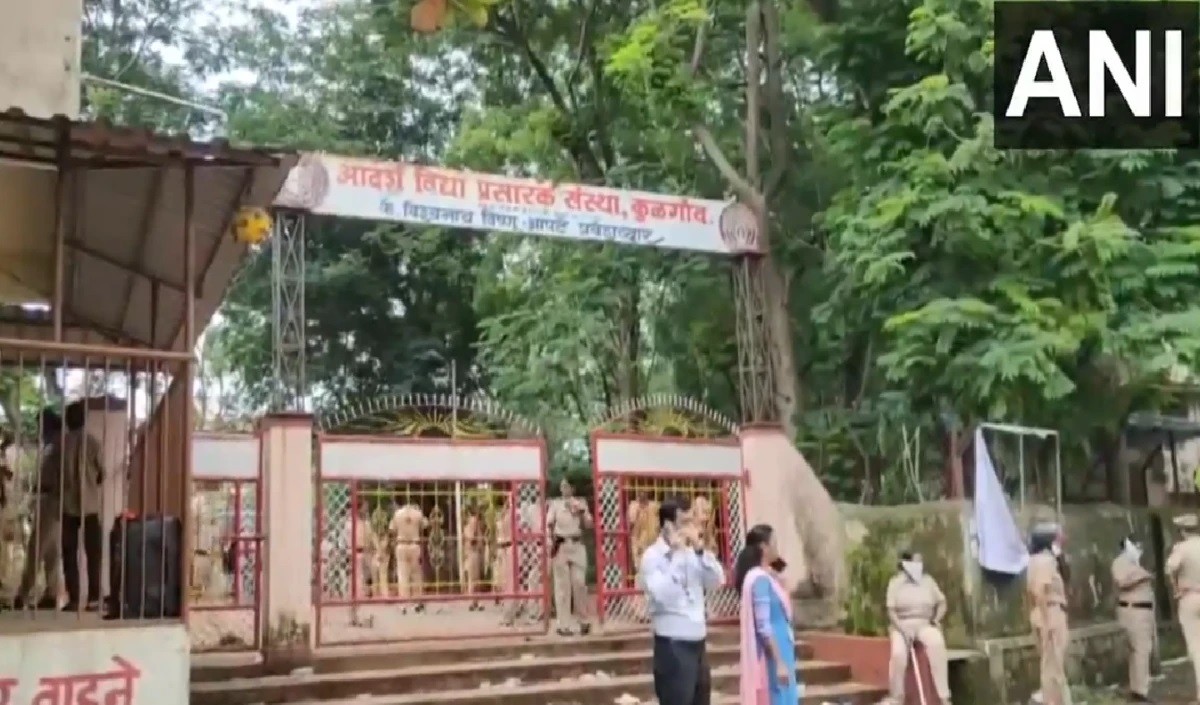 Badlapur encounter case: हमारी बहू ने एक बच्चे को जन्म दिया है…’मर्डर’ वाली याचिका वापस लेने कोर्ट पहुंचे अक्षय शिंदे के परिजन