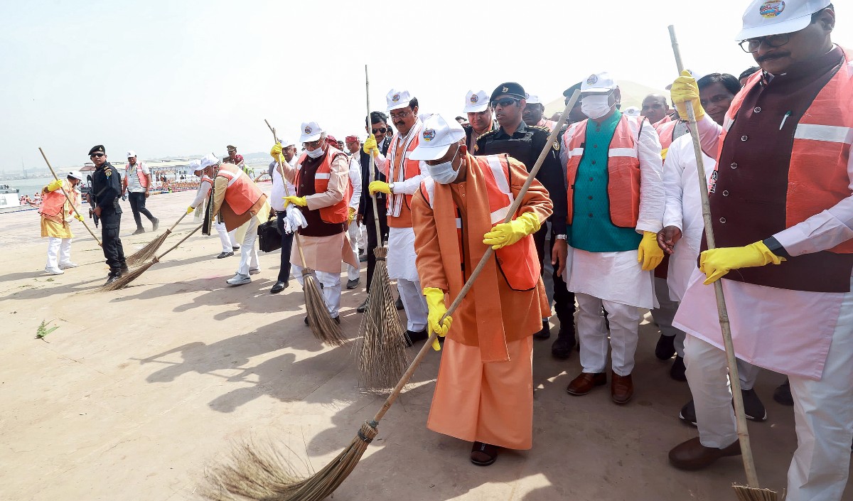 प्रयागराज पहुंचे CM Yogi ने सफाईकर्मियों को दिया बड़ा तोहफा, 10 हजार रुपये के बोनस का ऐलान, अप्रैल से खाते में आएंगे पैसे