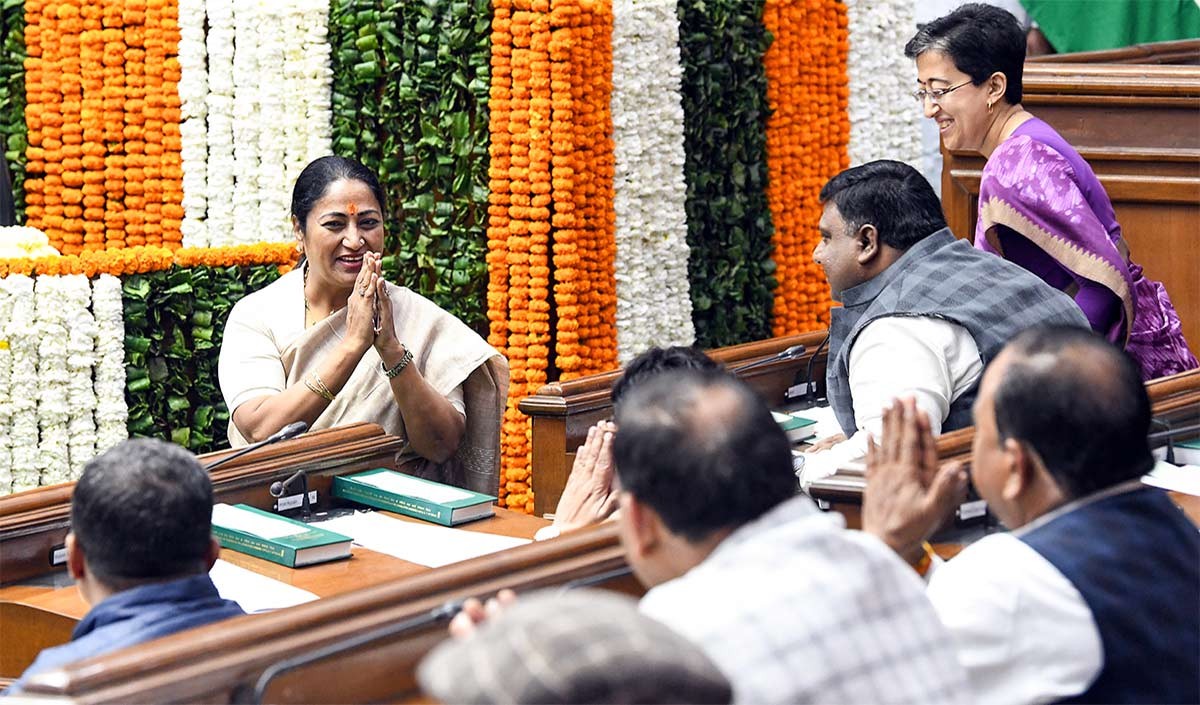 दिल्ली में विधानसभा नई, हंगामा वही, नवगठित विधानसभा के पहले दिन दिखा बदला-बदला-सा नजारा
