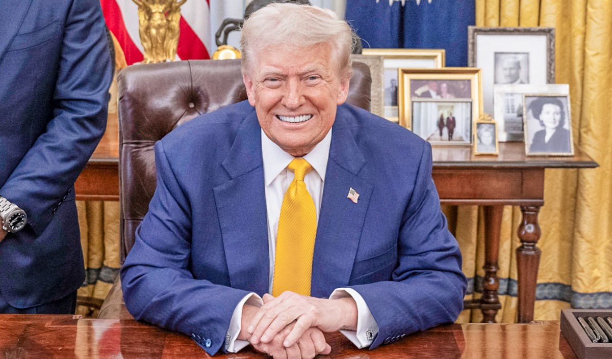 निवेशकों के लिए Donald Trump की नई ‘गोल्ड कार्ड’ योजना, 5 मिलियन डॉलर देकर पा सकते हैं अमेरिकी नागरिकता
