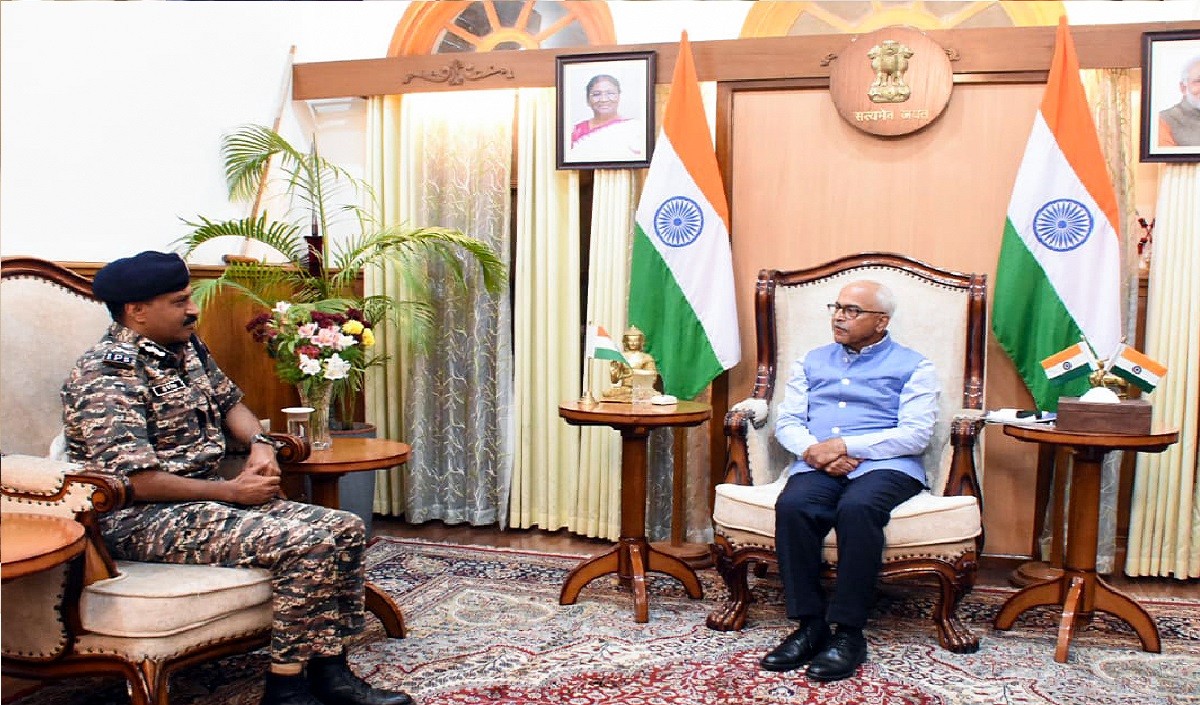 राष्ट्रपति शासन के बीच गवर्नर भल्ला का अल्टीमेटम, लूटे गए हथियार सरेंडर करें