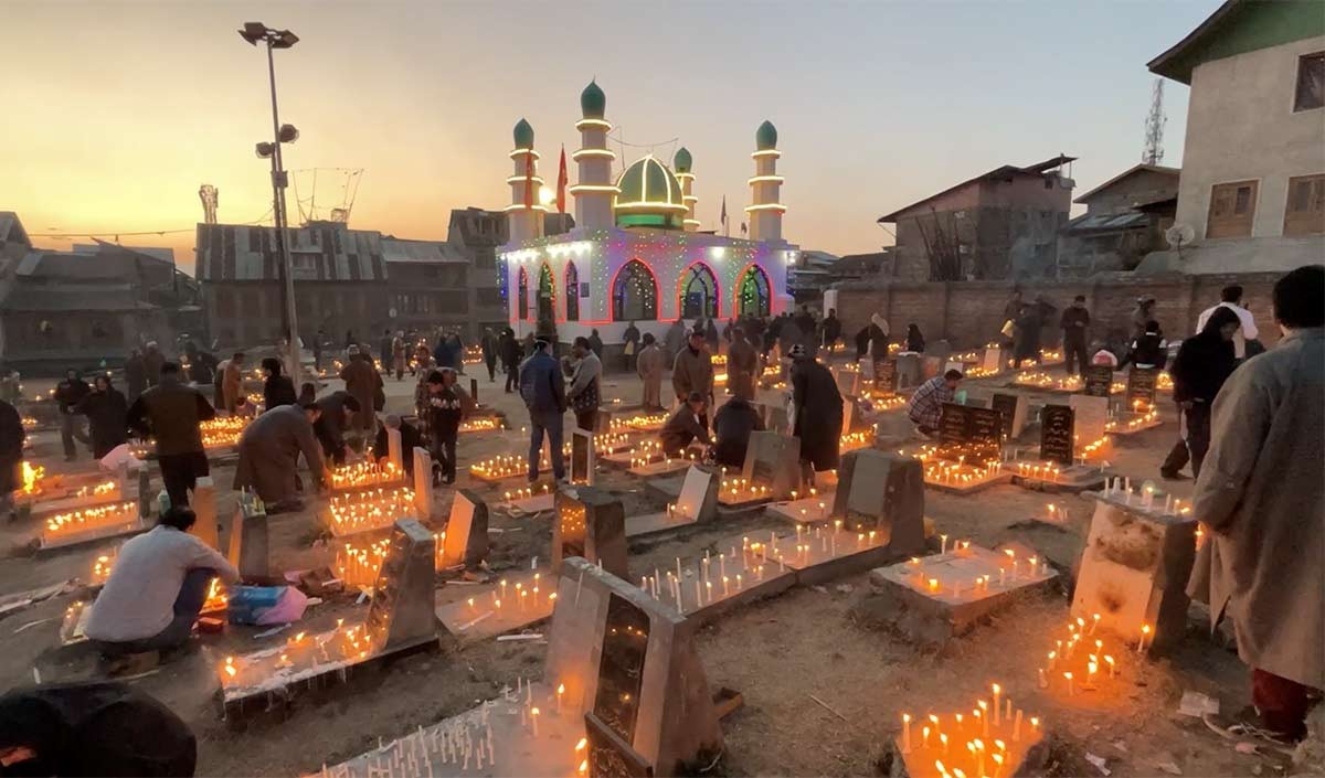 Kashmir में Shab-E-Barat पर की गयी इबादत, Srinagar की जामिया मस्जिद बंद करने से लोग हुए निराश