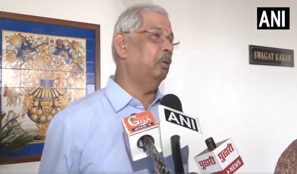 केरल के राज्यपाल पहुंचे महाकुंभ, संगम में लगाई डुबकी