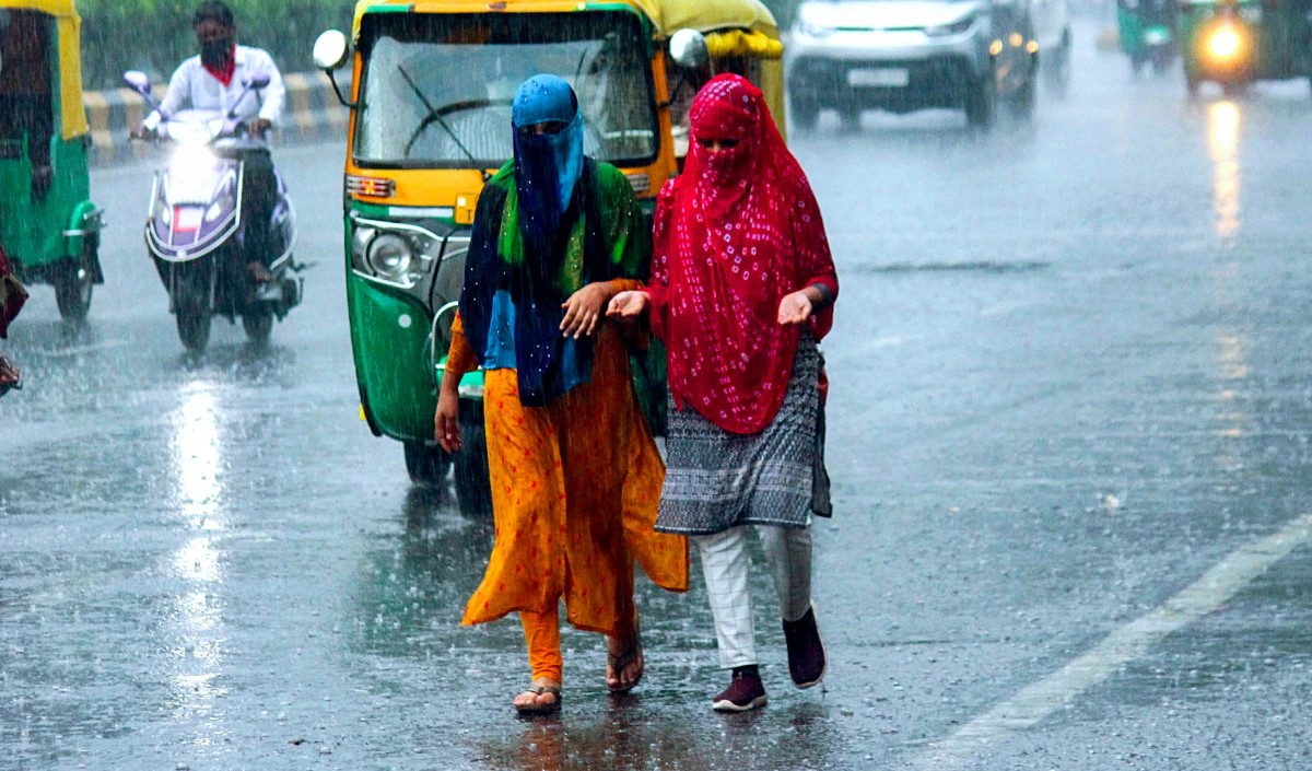 दिल्ली के कुछ हिस्सों में हल्की बारिश, अधिकतम तापमान 27.4 डिग्री सेल्सियस दर्ज