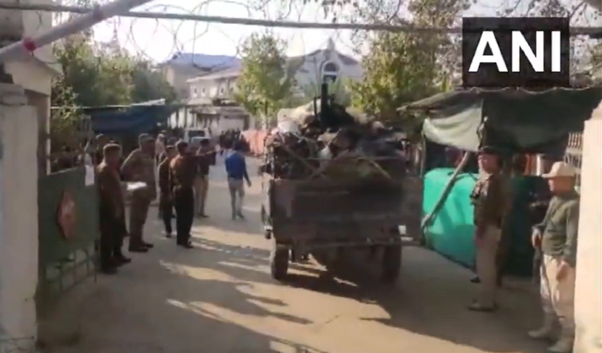 246 हथियार, जूते-हेलमेट… राज्यपाल की सख्ती के बाद मणिपुर में मैतेई ग्रुप ने सरेंडर किया लूटा हुआ सामान