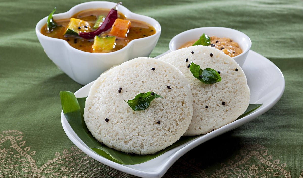 Plastic Idli Controversy: इडली के हर निवाले के साथ अंदर जा रहा जहर! कर्नाटक सरकार ने कैंसरकारी इडली बनाने पर नकेल कसी