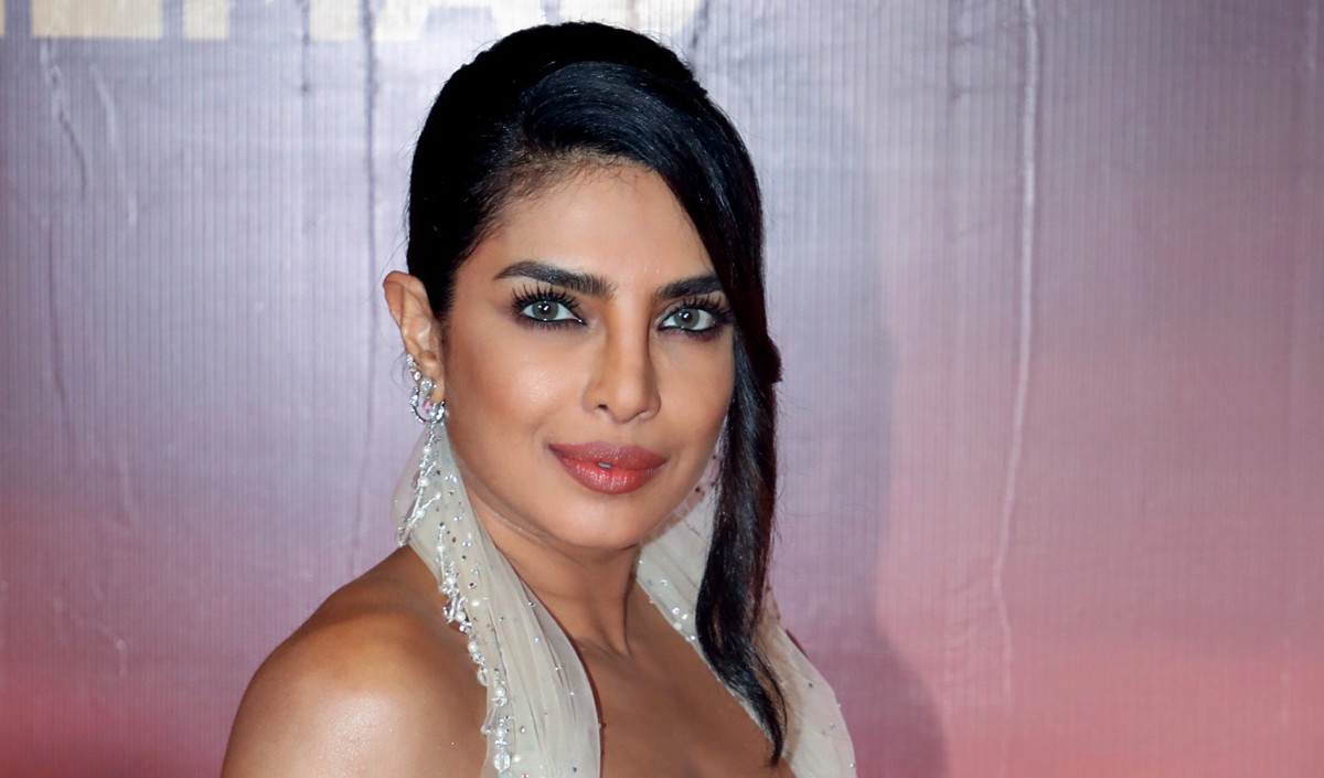 Priyanka Chopra के ससुर Kevin Jonas ने अपने भाई की शादी में पैपराजी को मिठाई बांटी