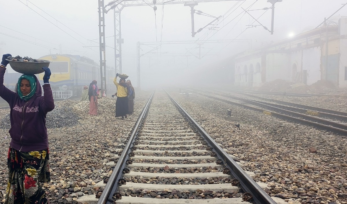 रेलवे क्रॉसिंग पर गार्डर गिरने से लखनऊ-वाराणसी मार्ग पर डेढ़ घंटे तक बाधित रहा यातायात