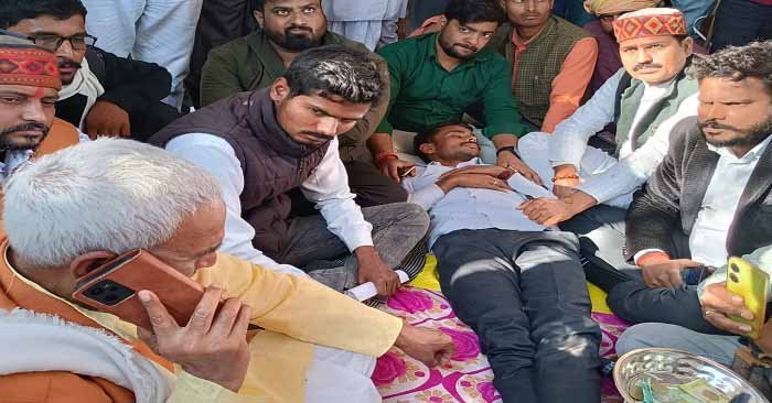Ballia News: समाजसेवी संजीव गिरि का अनशन रंग लाया, रसड़ा तहसील के दो लेखपालों पर कार्रवाई
