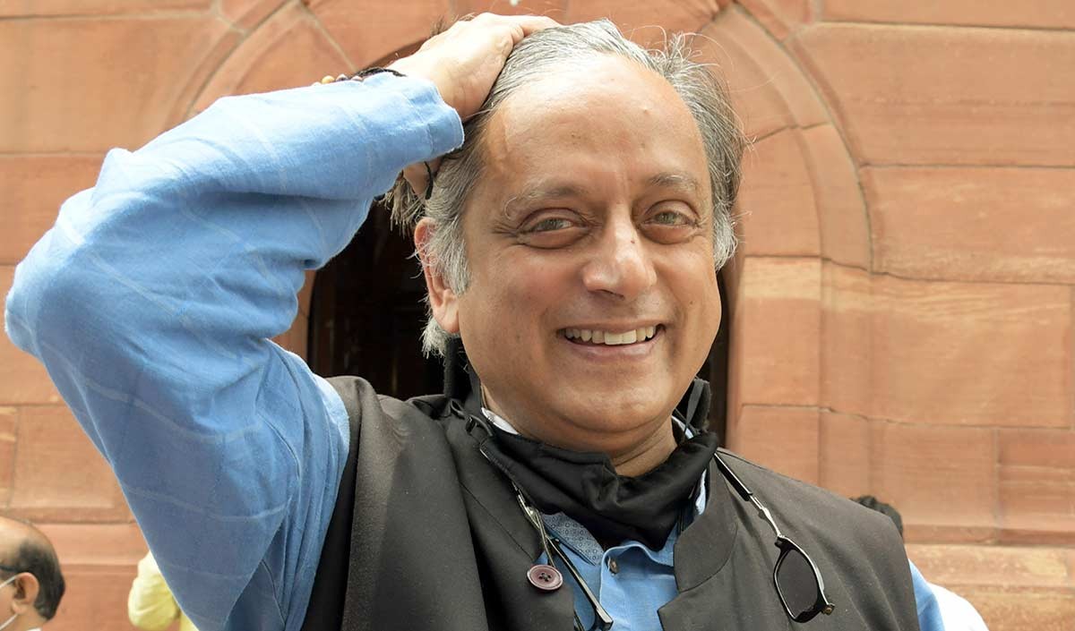 Shashi Tharoor के पीछे क्यों पड़ी है पूरी Congress? मोदी की तारीफ करने पर इतनी बड़ी सजा क्यों दी जा रही है?