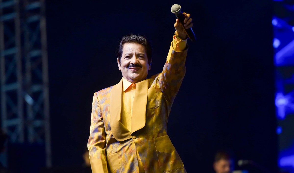 Video | Udit Narayan का एक महिला को होठों पर चूमते हुए का नया वीडियो वायरल,नेटिज़ेंस ने कहा- ‘वाह ये तो ठरकी है भाई’