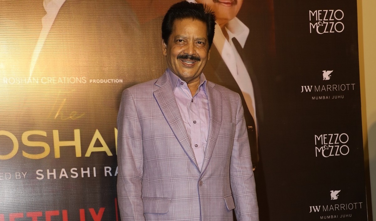 सर, एक किस हो जाए… The Roshans की सक्सेस पार्टी में शामिल हुए Udit Narayan, पैपराजी ने Kiss Controversy पर चुटकी ली