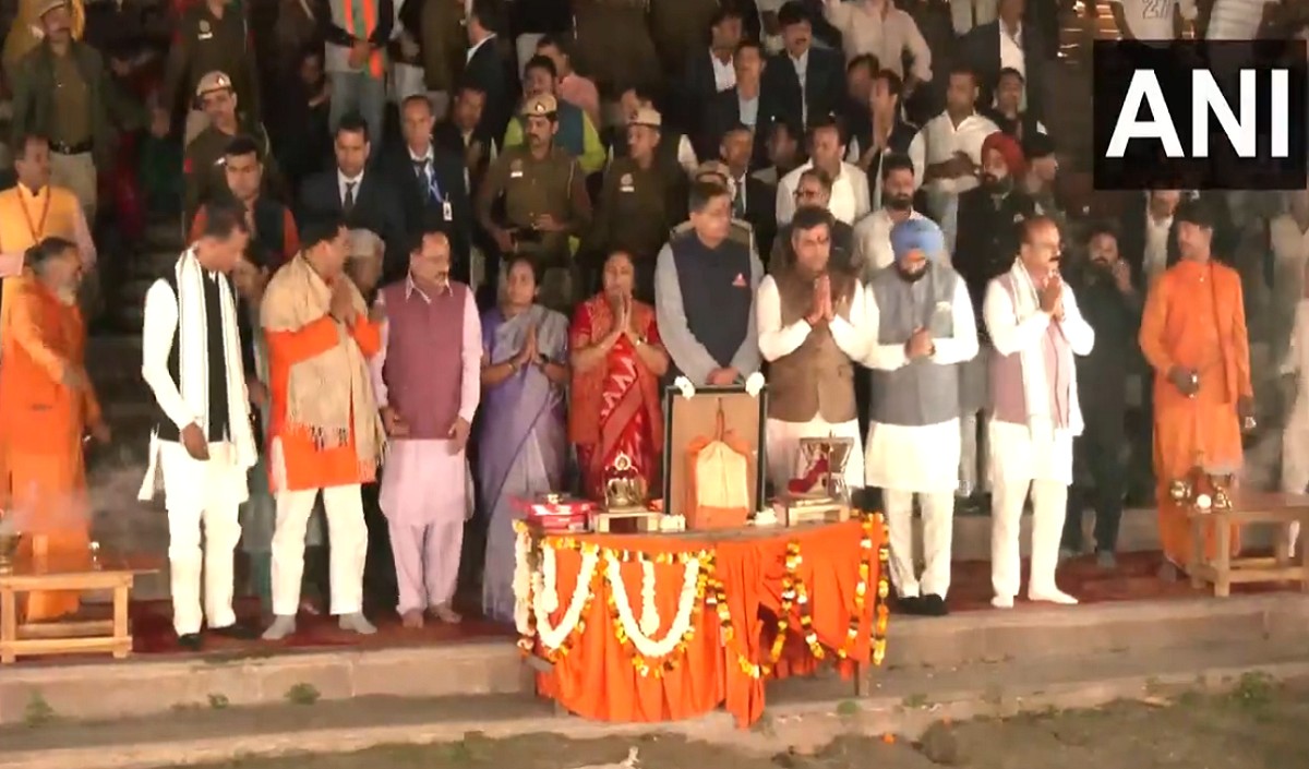Delhi: वासुदेव घाट पर यमुना आरती, सभी मंत्रियों के साथ मौजूद रहीं सीएम रेखा गुप्ता