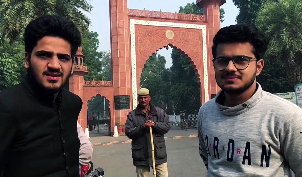 अलीगढ़ मुस्लिम युनिवर्सिटी में होली मिलन समारोह की अनुमति नहीं, करणी सेना का ऐलान- 10 मार्च को घुसकर खेलेंगे होली