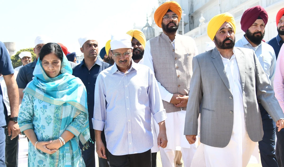 पंजाब में AAP सरकार के तीन साल पूरे, Kejriwal ने पत्नी और Bhagwant Mann के साथ स्वर्ण मंदिर में मत्था टेका