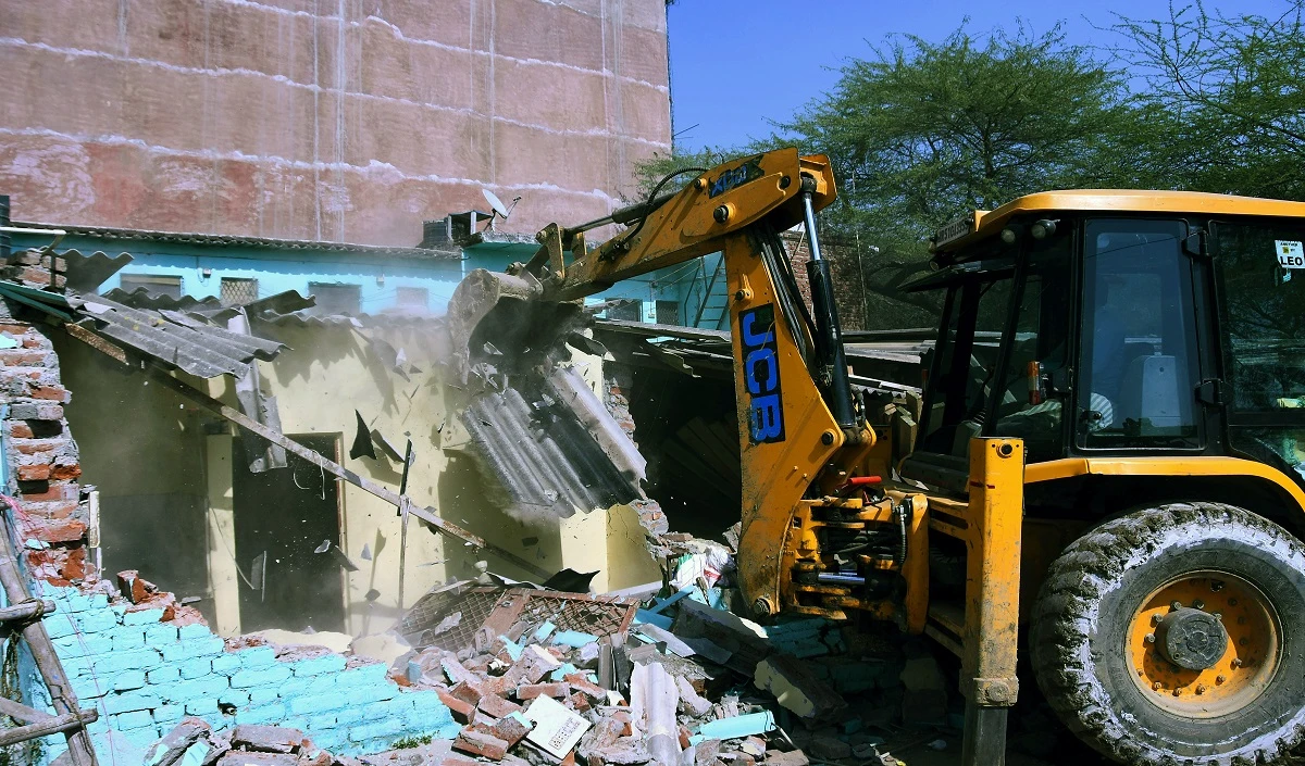 सरकारें ही नहीं अब तो आम लोगों का भी शौक बनने लगा है Bulldozer Action, प्रेमी संग महिला हुई फरार तो परिजनों ने 6 घरों पर चलवा दिया बुलडोजर
