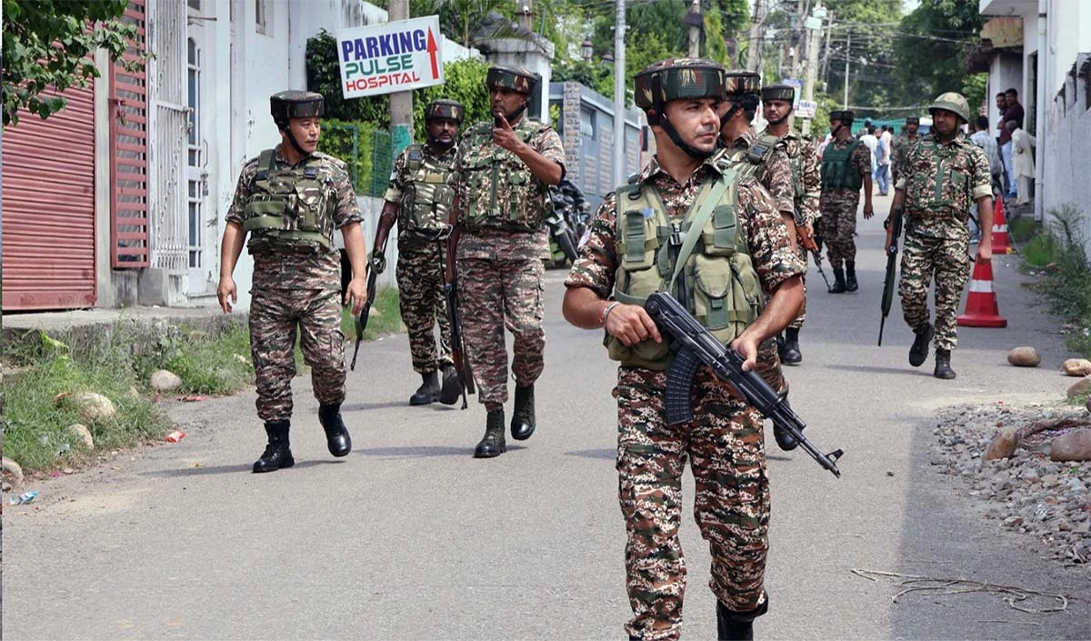 Pakistan के बिगड़ते हालात को देखते हुए पूरे Jammu-Kashmir में सुरक्षा संबंधी हाई अलर्ट जारी किया गया