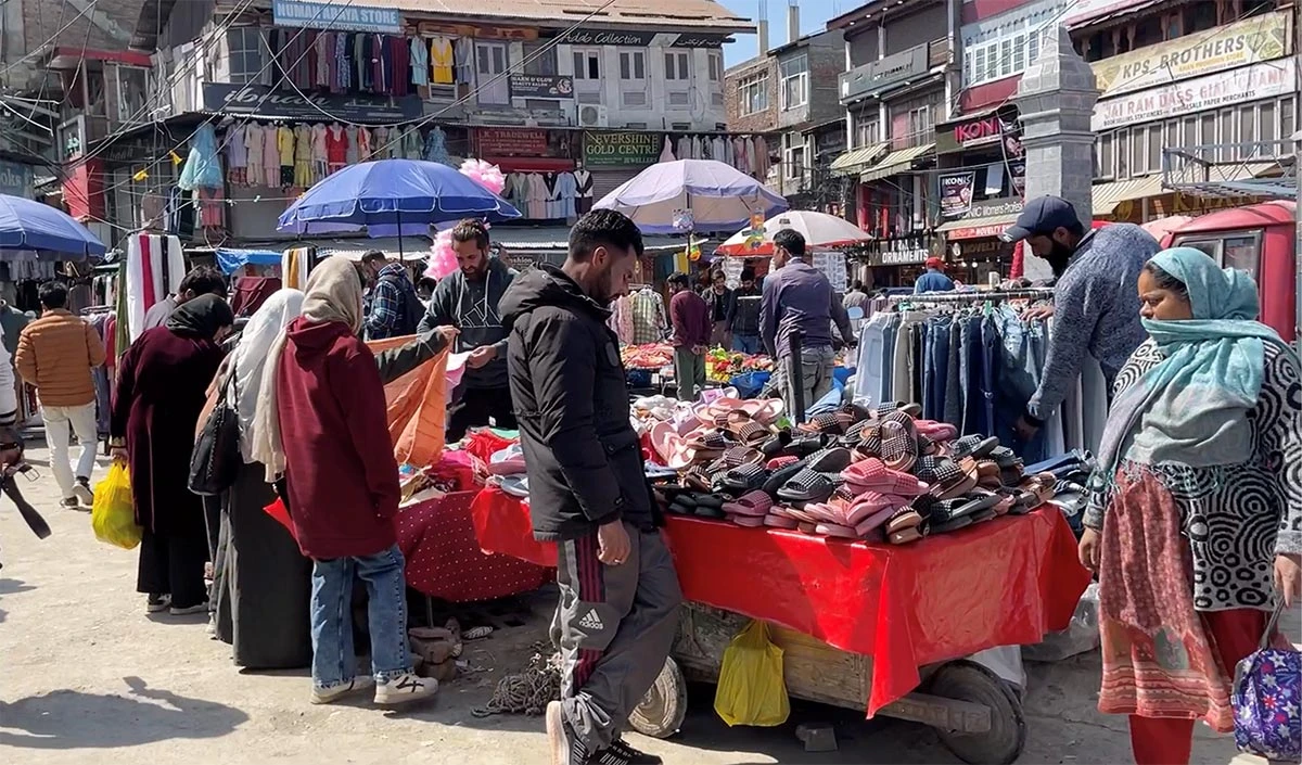 Eid-ul-Fitr 2025 पर Kashmir के बाजारों में ग्राहकों की रौनक, कपड़े और खाने-पीने की दुकानों में भीड़