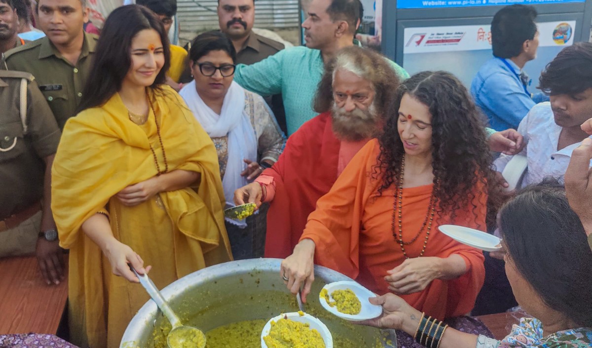 कैटरीना कैफ कुक्के श्री सुब्रमण्य मंदिर में  सर्प संस्कार की पूजा-अर्चना में शामिल हुईं