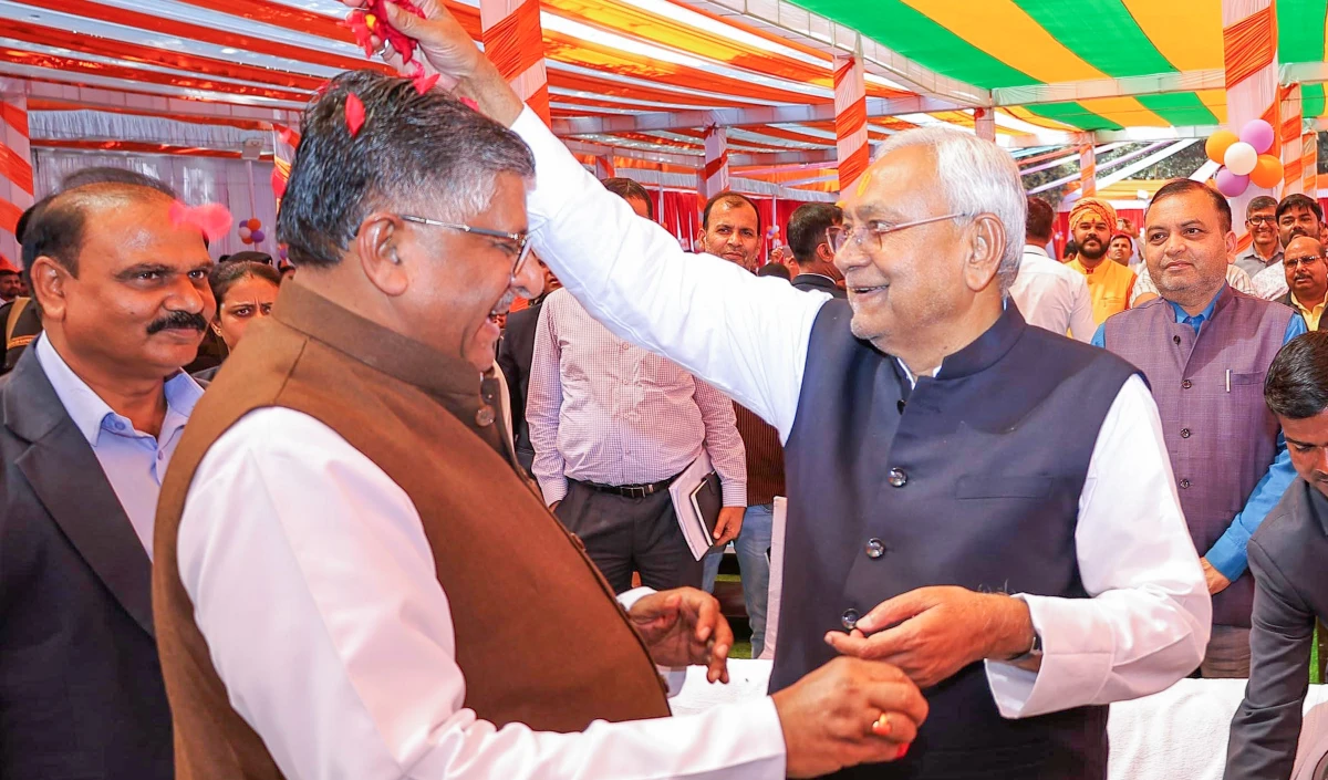 नीतीश ने अपने आवास पर लोगों से मिलकर होली की शुभकामनाएं दीं