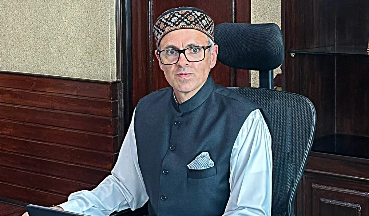 जम्मू-कश्मीर के मुख्यमंत्री ने शहीद पुलिसकर्मी को श्रद्धांजलि दी