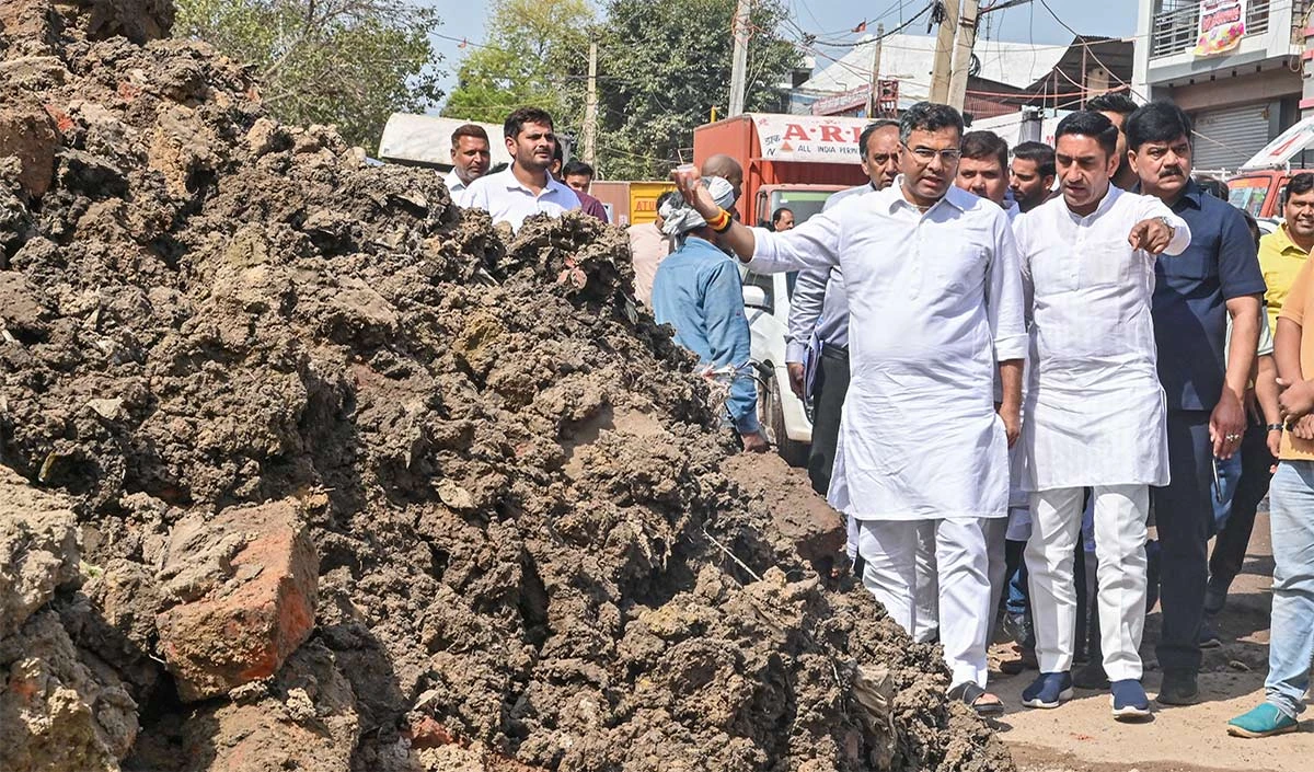 भई मंत्री हो तो Parvesh Verma जैसा हो, काम नहीं करने वाले अधिकारियों की खड़ी कर रहे खाट, जनता को समस्याओं से दिला रहे निजात