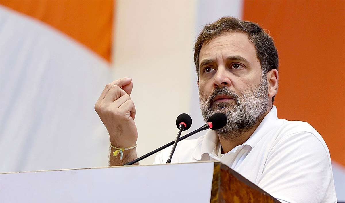 राहुल गांधी ने धारावी में चमड़ा उद्योग से जुड़े श्रमिकों से मुलाकात की