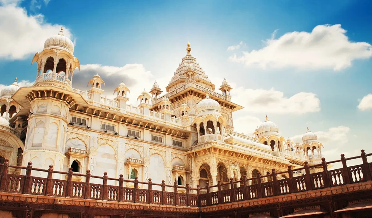 Rajasthan Tourism: राजस्थान में फैमिली के साथ इन जगहों पर करें यात्रा, टिकट पर ज्यादा नहीं करना पड़ेगा खर्च