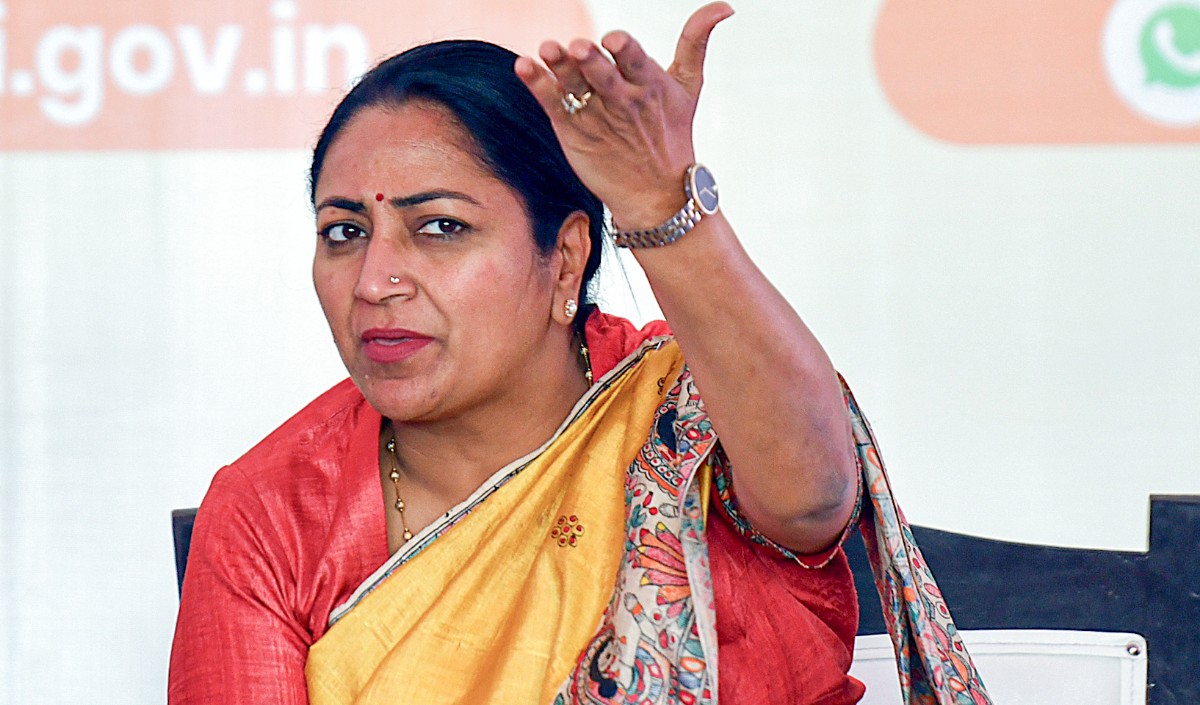 Delhi: औचक निरीक्षण पर सरकारी स्कूल में पहुंची CM रेखा गुप्ता, अधिकारियों को लगाई फटकार, देखें Video