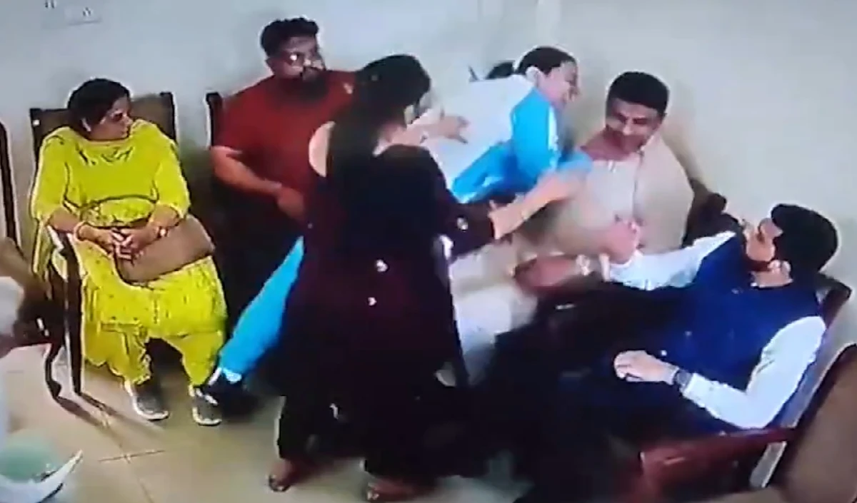 स्वीटी बूरा ने कुर्सी पर बैठे दीपक हुड्डा का दबा दिया गला, पुलिस थाने में बॉक्सर ने पति के साथ की मारपीट-Video