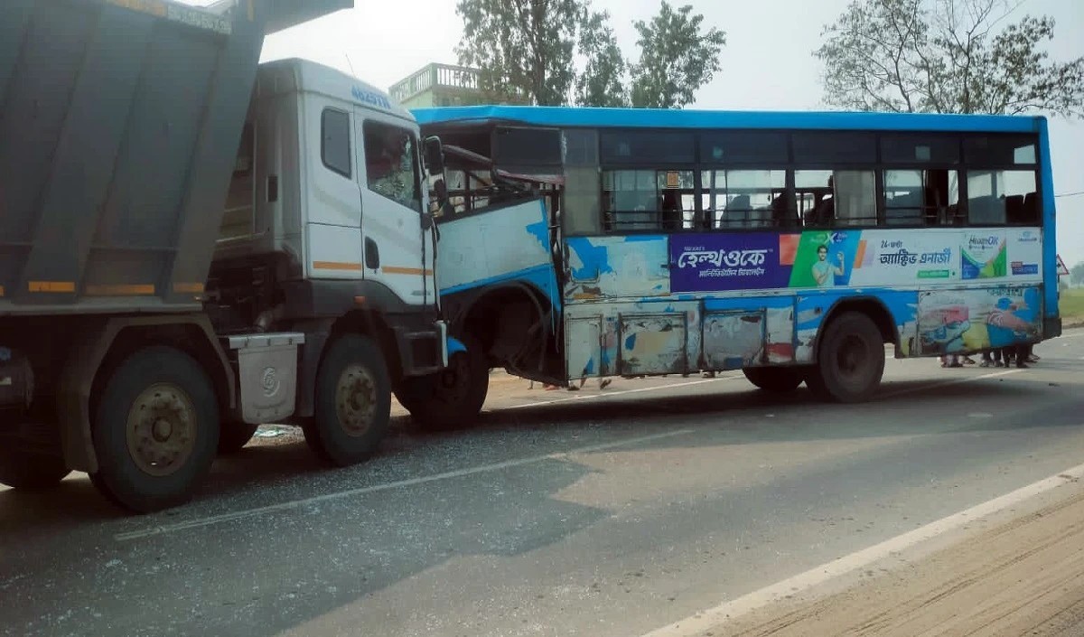 आंध्र प्रदेश : एलुरु में बस ने खड़ी लॉरी को टक्कर मारी, तीन लोगों की मौत