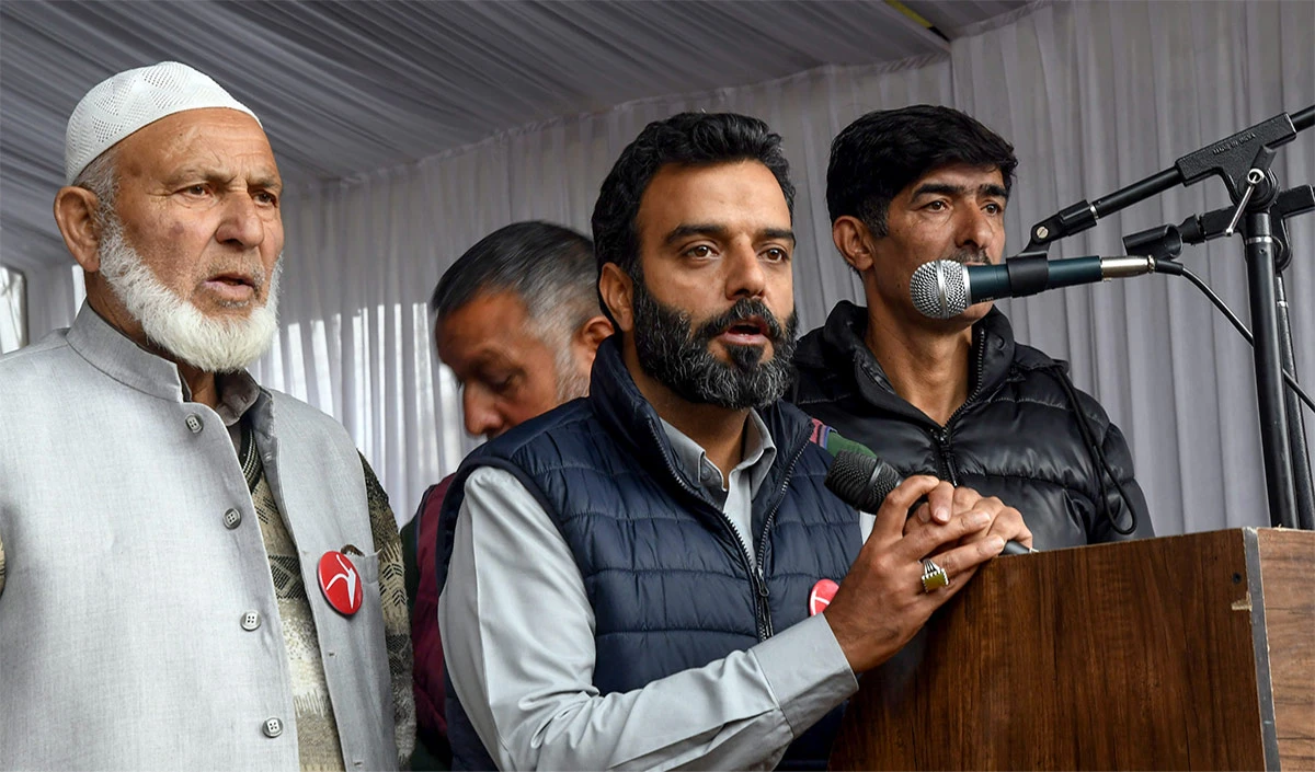 CM Omar Abdullah की पार्टी National Conference के MP Aga Sayed Ruhullah ने पर्यटकों को हाल ही में कहा था आक्रमणकारी