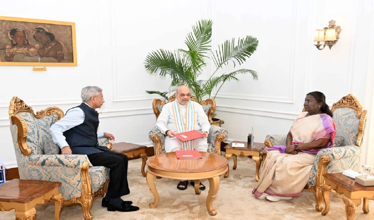 कुछ बड़ा होने वाला है? लाल फाइल के साथ राष्ट्रपति से मिले अमित शाह, एस जयशंकर भी रहे मौजूद