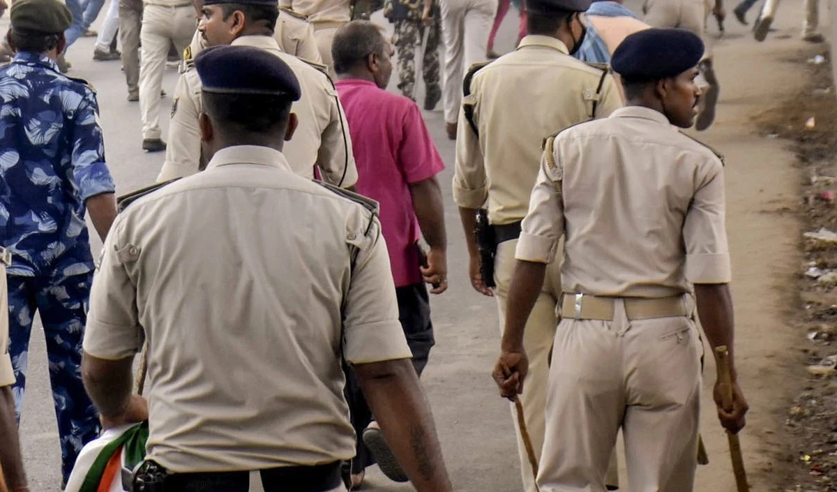 बिहार: नवादा में भीड़ ने पुलिस पर हमला किया, पांच पुलिसकर्मी घायल