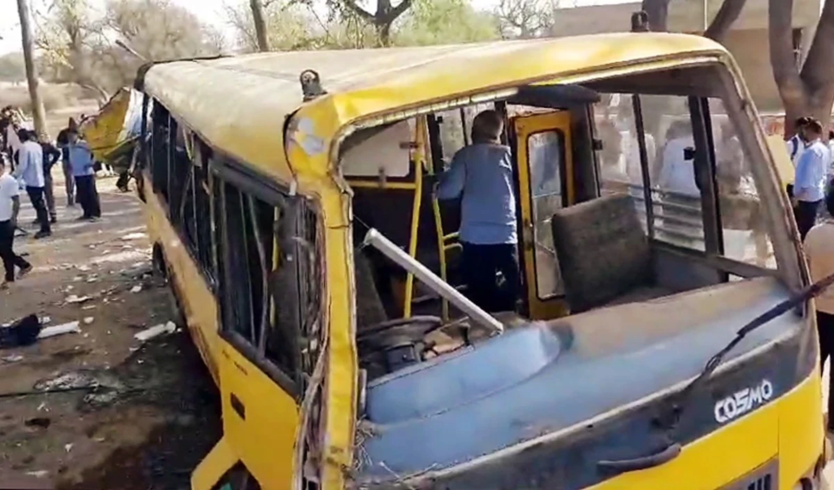 भारतीय पर्यटकों को ले जा रही बस नेपाल में दुर्घटनाग्रस्त, 25 लोग घायल