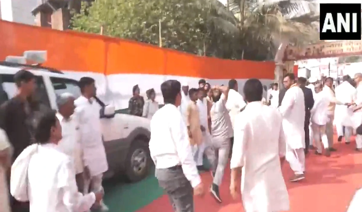 अंदर राहुल गांधी कर रहे थे कांग्रेस की बैठक, बाहर पार्टी नेताओं के बीच चले लात-घूसे, शख्स को दौड़ा-दौड़ाकर पीटा, देखें Video