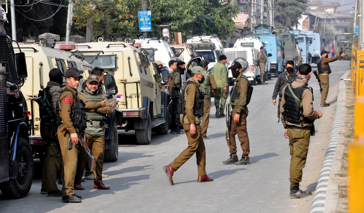 पहलगाम आतंकियों की तलाश के बीच जम्मू कश्मीर के कुपवाड़ा में आतंकवादी ठिकाने का भंडाफोड़, भारी मात्रा में हथियार जब्त: पुलिस
