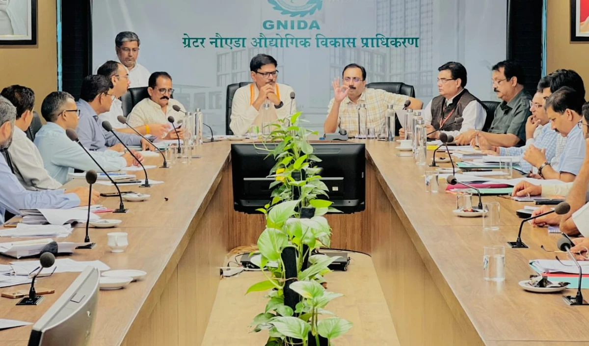जेवर विधायक धीरेन्द्र सिंह ने की ग्रेनो के सीईओ संग विकास कार्यों की समीक्षा बैठक