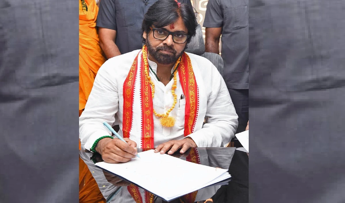 डिप्टी CM पवन कल्याण ने पेडापाडु में जीता दिल, नंगे पांव महिलाओं को देखकर पूरे आंध्र गांव को जूते भेजे