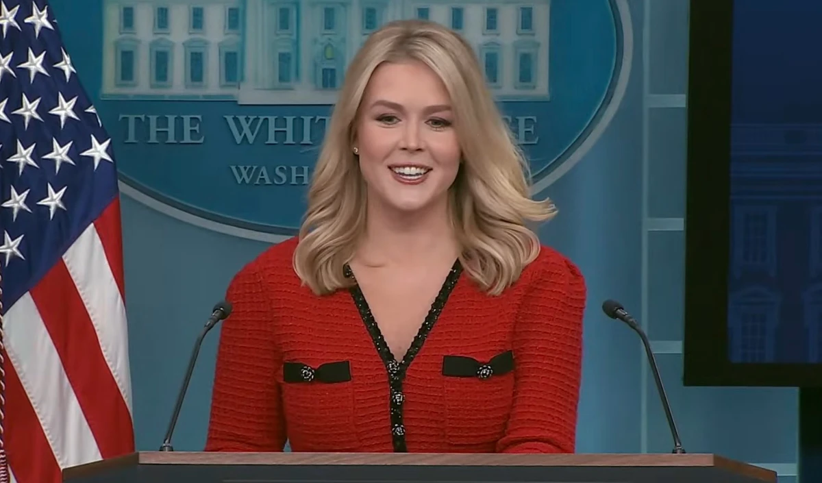 क्या White House की प्रेस सचिव Karoline Leavitt ने ‘मेड इन चाइना’ ड्रेस पहनी थी?