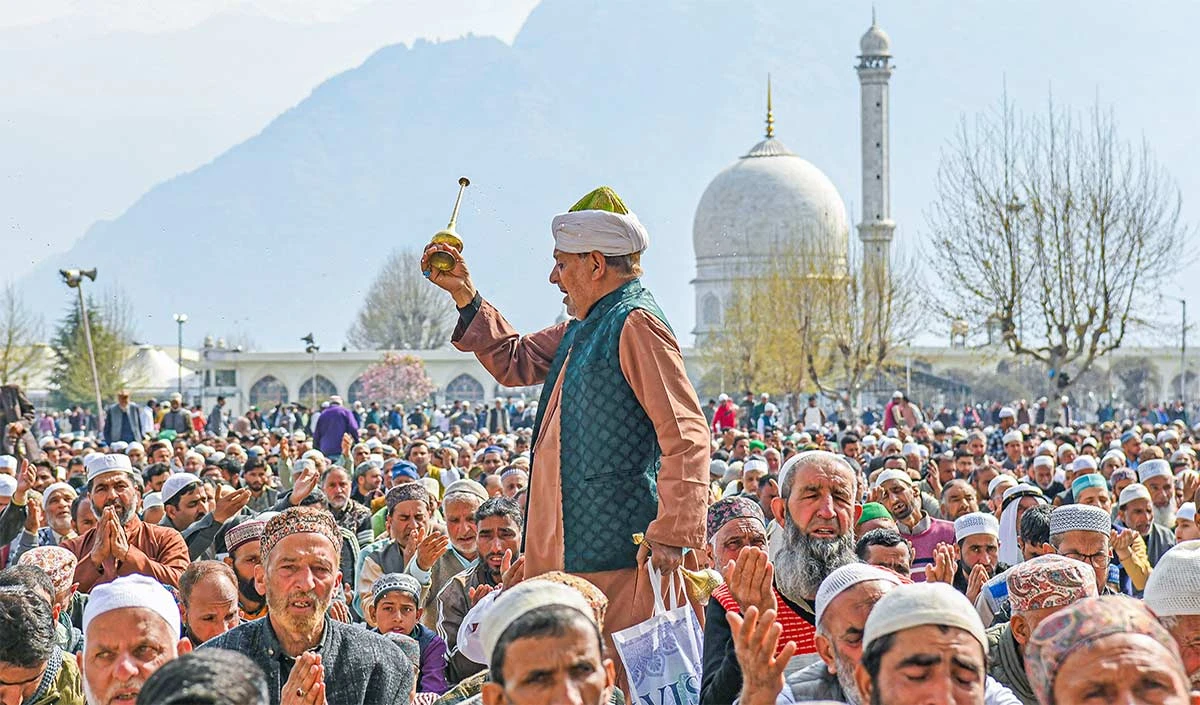 Kashmir में Dargah Hazratbal Shrine पर जुटे नमाजी, Jamia Masjid Srinagar में नहीं मिली नमाज की इजाजत