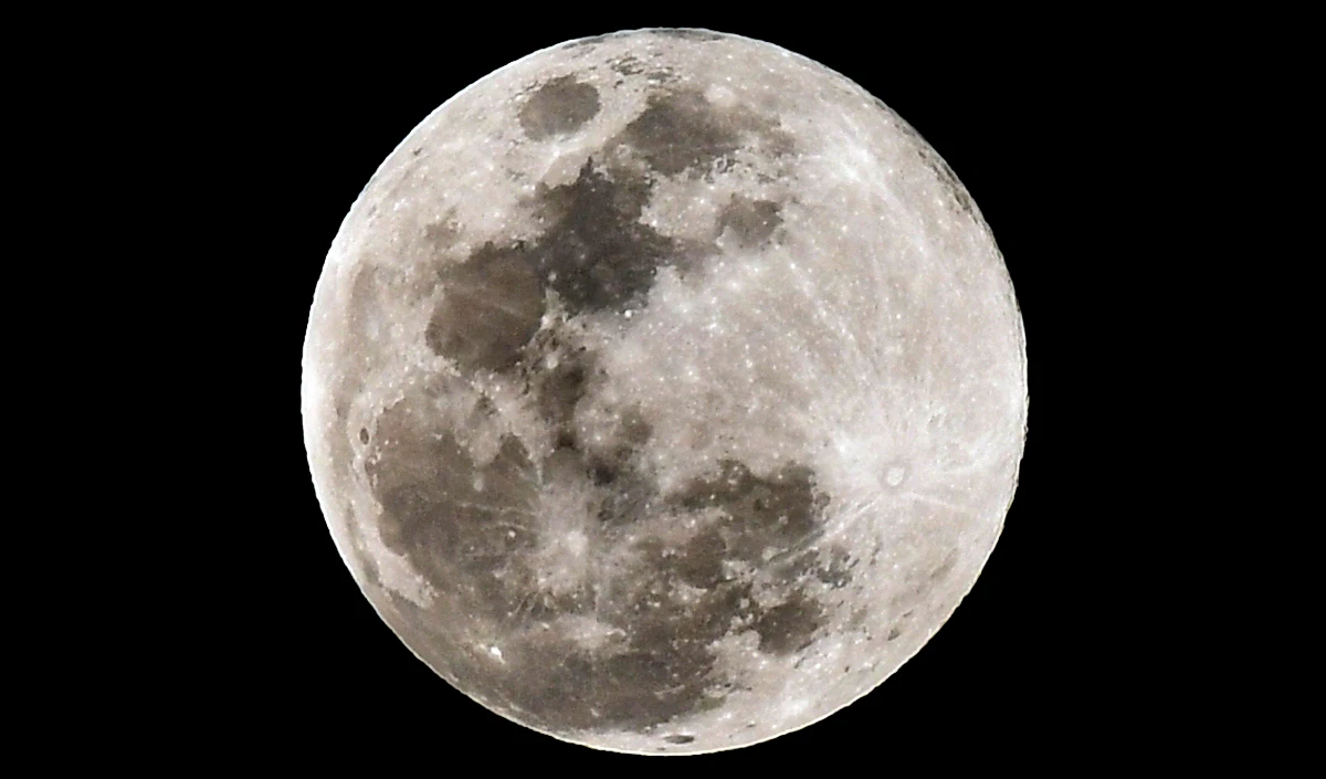 चंद्रमा के दूरदराज के हिस्से की मिट्टी में पृथ्वी वाले हिस्से की तुलना में शुष्कता के संकेत