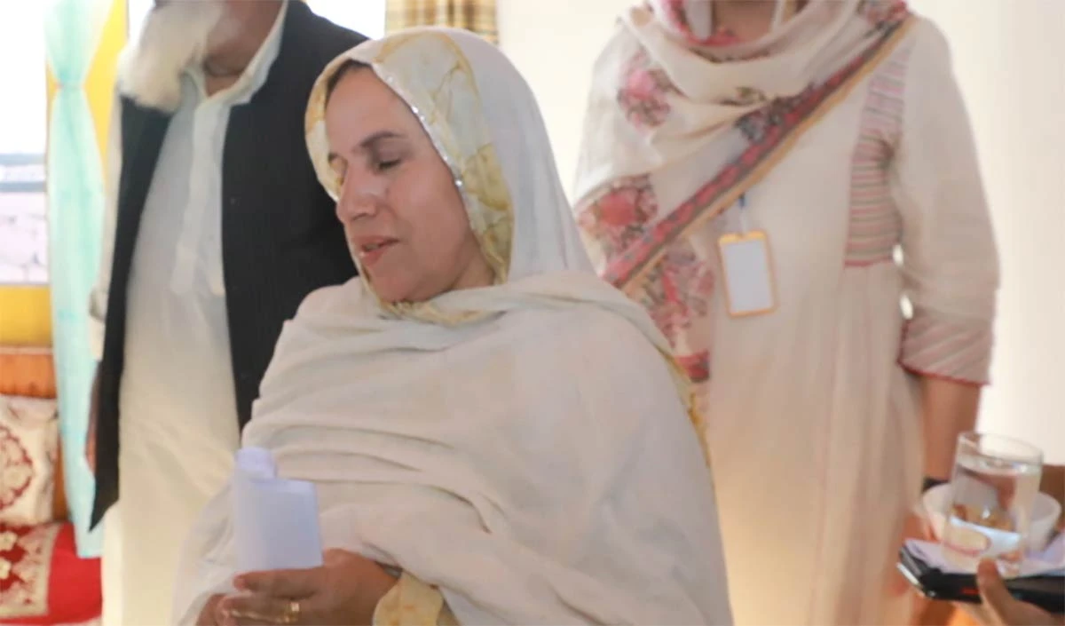 Kashmir से जिन लोगों को पाकिस्तान वापस भेजा जा रहा है उनमें शौर्य चक्र से सम्मानित शहीद Mudasir Ahmed Sheikh की माँ भी हैं