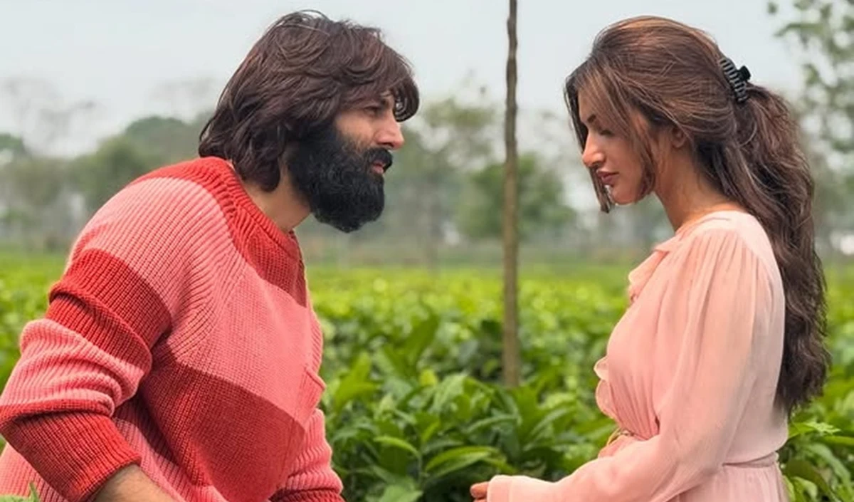 Bollywood Wrap Up | Kartik Aaryan के साथ चल रही Sreeleela के साथ फैन ने की बदसलूकी, भीड़ में उन्हें खींचा गया