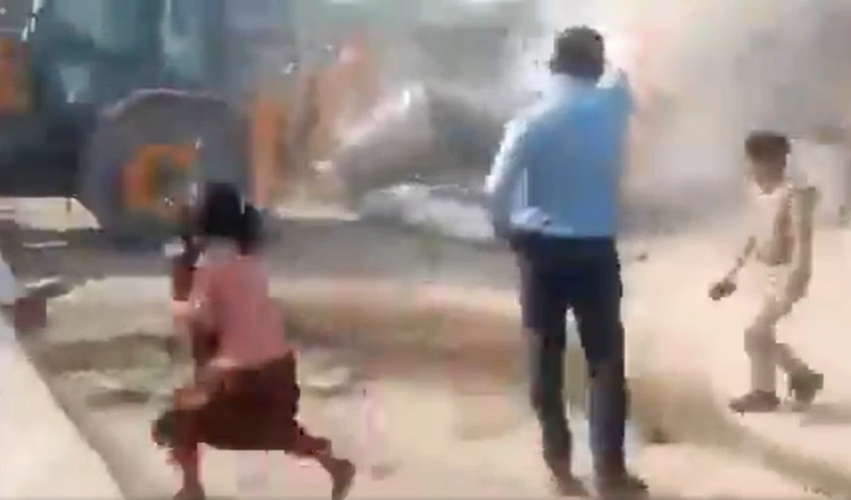 किताब लेकर भागती बच्ची, वो वीडियो जिसने सुप्रीम कोर्ट को भी हिलाकर रख दिया